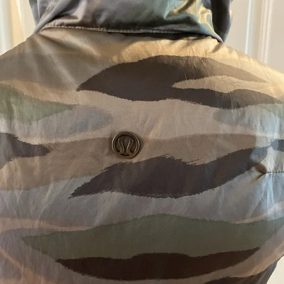 Lululemon Fluffin Awesome Puffer Vest Size 4 Full Zip Camo Goose Down Athleisure